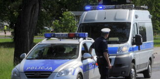 BEZ UPRAWNIEŃ, BUSEM PRZEWOZIŁ PODRABIANĄ ODZIEŻ