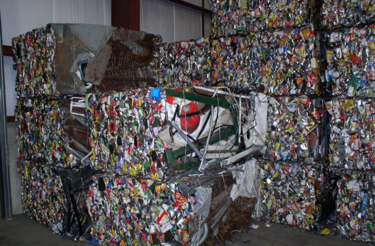 Przez pomyłkę wyrzuciła 96 tys. zł