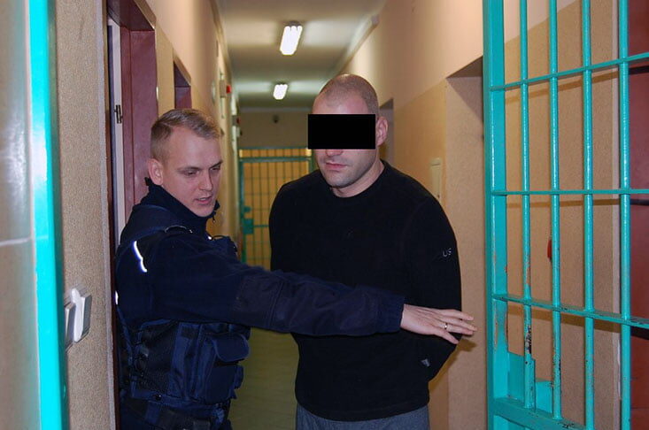 Po pijaku włamał się do 7 samochodów