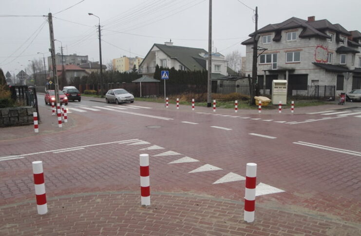 Wołomin. Zmiana pierwszeństwa: Mickiewicza-Lipińska