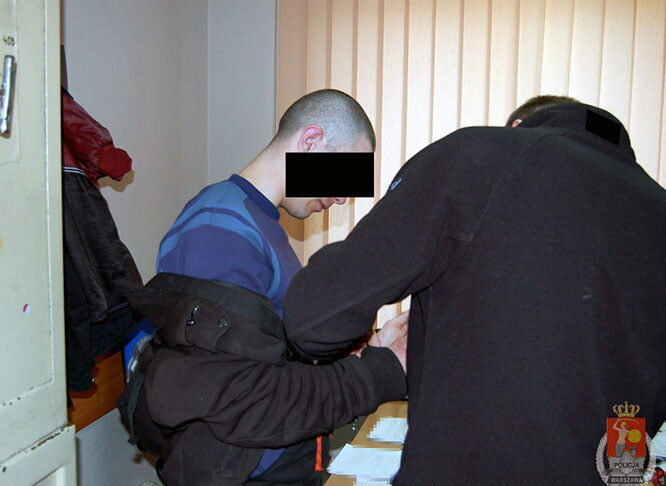 Ranił nożem kobietę na parkingu CH