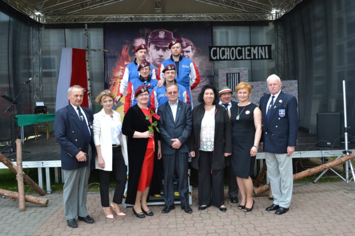 Wspólne zdjęcie dyrekcji szkoły, przedstawicieli Fundacji im. Cichociemnych Spadochroniarzy AK, Związku Polskich Spadochroniarzy i skoczków z grupy Sky Magic