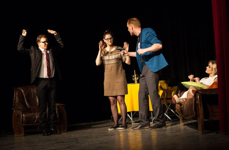 „Pozory mylą” w wykonaniu aktorów z radzymińskiego teatru „Paradoks”