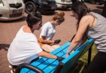 Malowanie smutnych ławek przed MDK