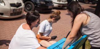 Malowanie smutnych ławek przed MDK