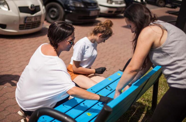 Malowanie smutnych ławek przed MDK