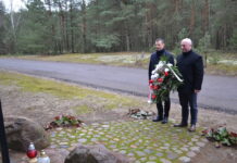 Tłuszcz. Złożenie kwiatów pod pomnikiem ”Wolności i Solidarności” w Rudnikach
