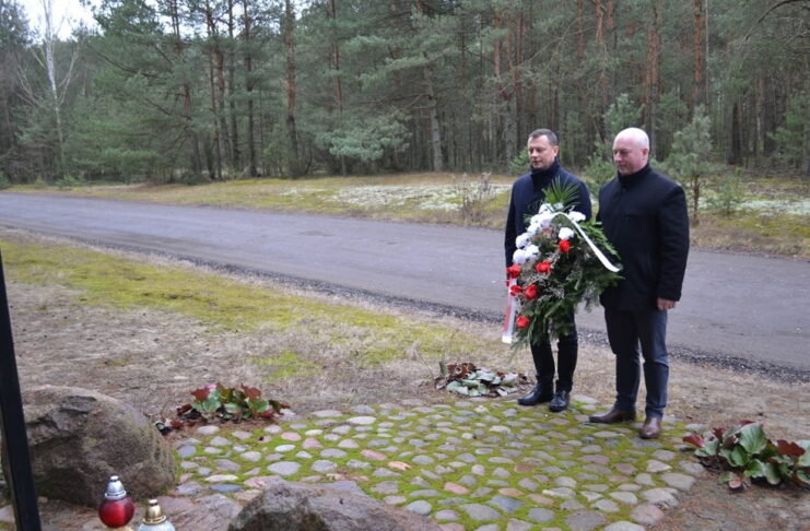 Tłuszcz. Złożenie kwiatów pod pomnikiem ”Wolności i Solidarności” w Rudnikach